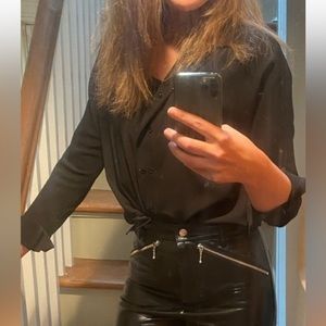 super chic semi-sheer long-sleeve blouse 🖤🖤